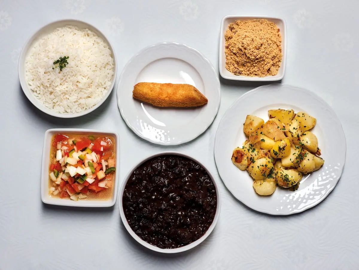 Picanha servida com acompanhamentos no Figueiral