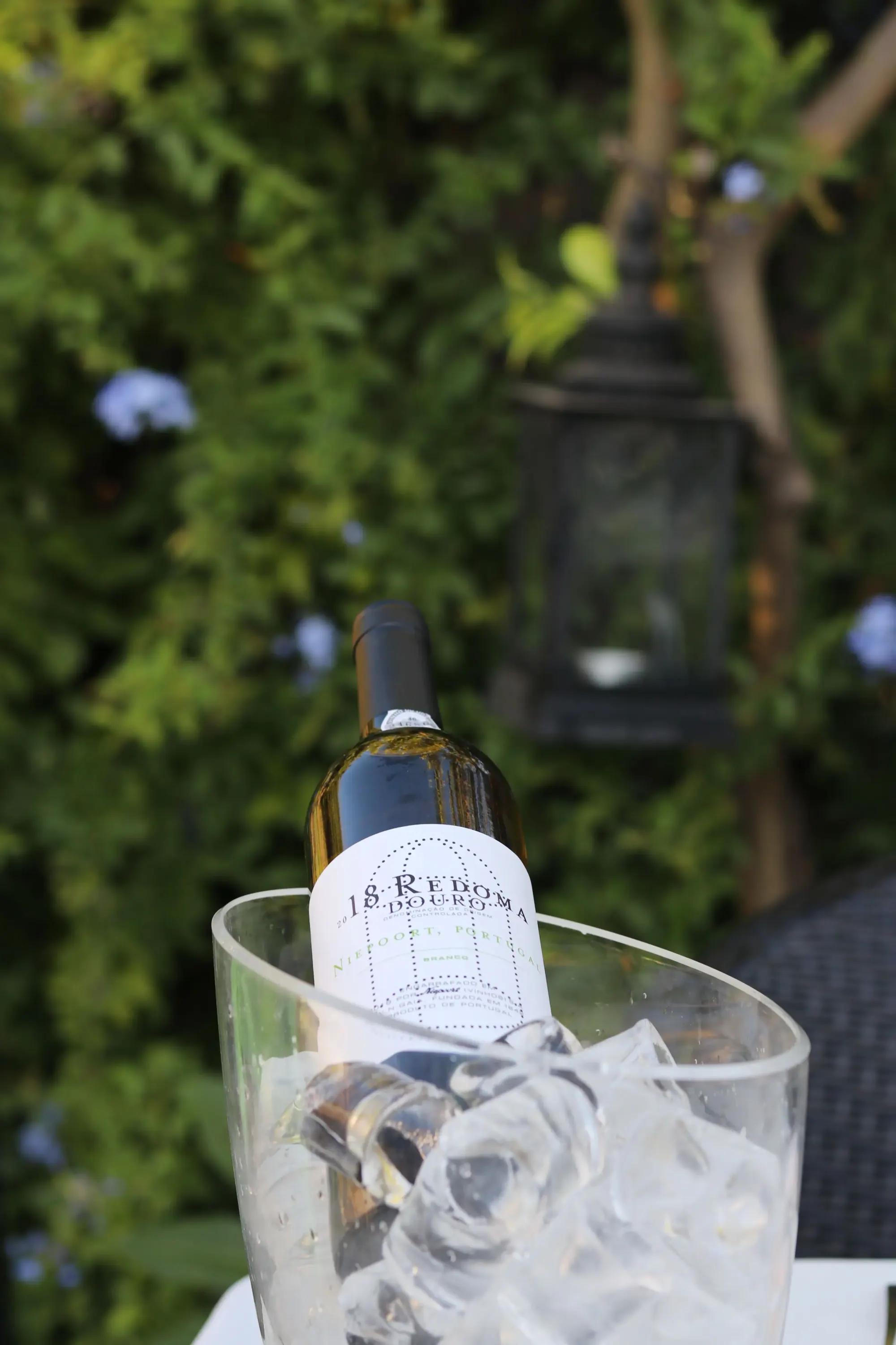 Vinho servido à mesa no Restaurante Figueiral