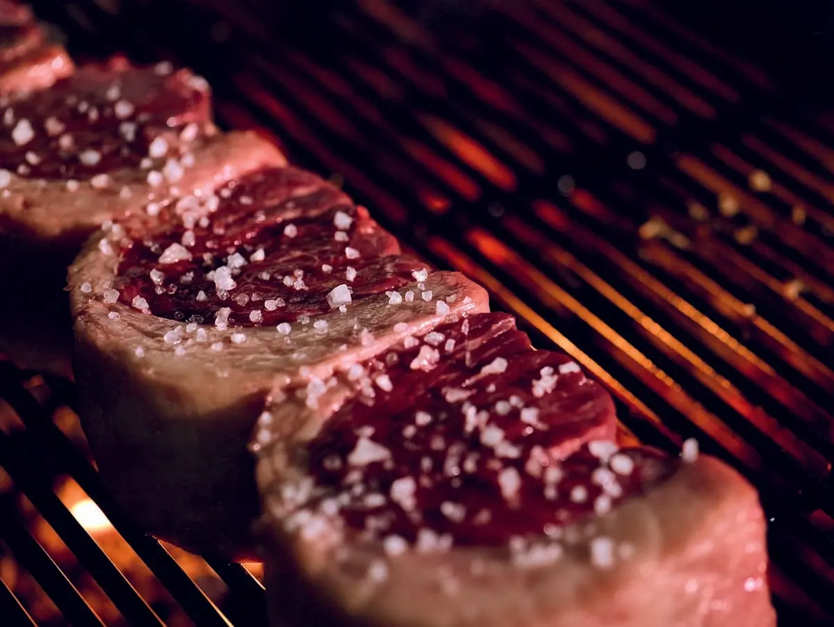 Preparação de picanha no Restaurante Figueiral em Almancil